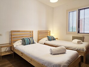 4 slaapkamers, een strijkplank/strijkijzer, gratis wifi, beddengoed