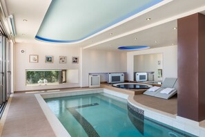 Una piscina techada, una piscina al aire libre