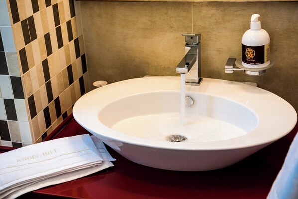 A white sink with a chrome faucet in a bathroom with a checkered tile wall. - Lux Villa★SPA & Tennis★Jacuzzi & Indoor Pool★BBQ & Gym (Xirokampi)