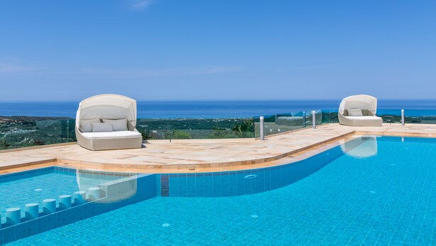 A swimming pool with two white cushioned chairs and a clear view of the ocean. - Lux Villa★SPA & Tennis★Jacuzzi & Indoor Pool★BBQ & Gym (Xirokampi)