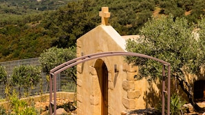 A stone building with a doorway, surrounded by a stone wall and a metal railing. - Lux Villa★SPA & Tennis★Jacuzzi & Indoor Pool★BBQ & Gym (Xirokampi)