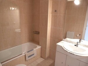 Bathtub, hair dryer, bidet, towels - Land of the Sea 36 by homeprive (Denia)
