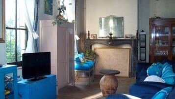 Fernseher, Kamin, Tischtennisplatte, Bücher