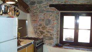 Kjøleskap, ovn, kokeplater og oppvaskmaskin