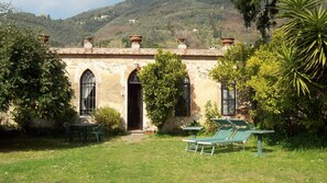 facciata di villa Arancio con ingresso dal giardino privato