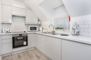 Kylskåp, mikrovågsugn, ugn och brödrost