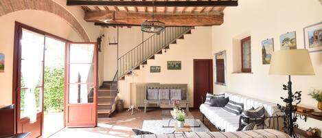 TV connectée, lecteur de DVD, livres, médiathèque