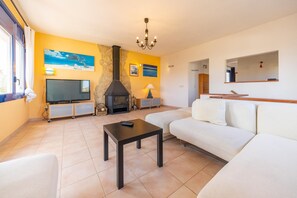 Televisie en een open haard