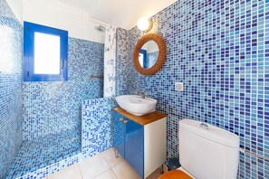 Badewanne, Haartrockner, Handtücher