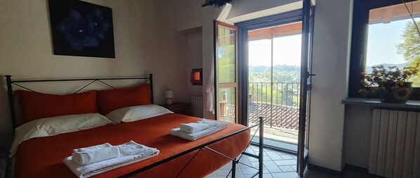 1 habitación, tabla de planchar con plancha y cuna de viaje 