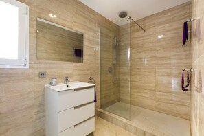 Douche, séchoir à cheveux, serviettes fournies, papier de toilette