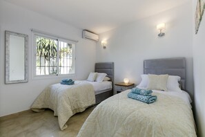 3 makuuhuonetta, tallelokero huoneessa, silitysrauta/-lauta