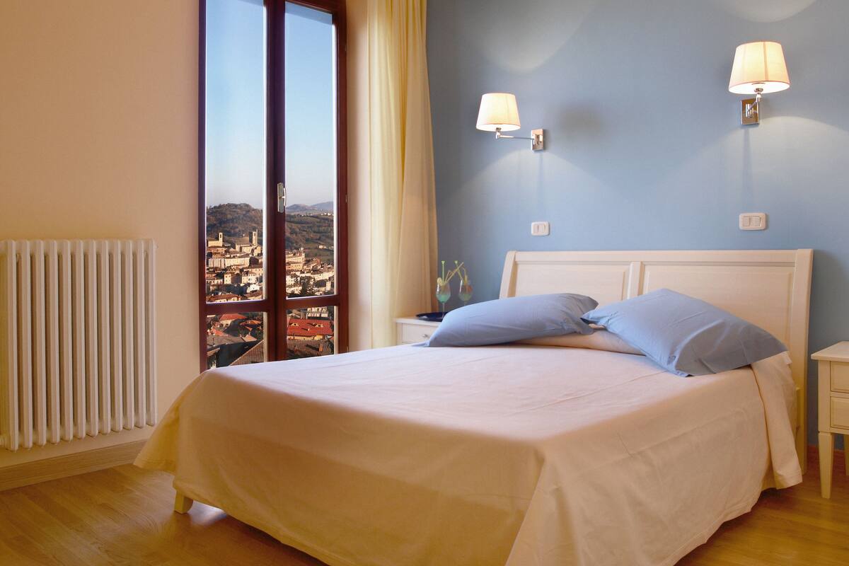 Memory foam beds, WiFi (free), bed sheets