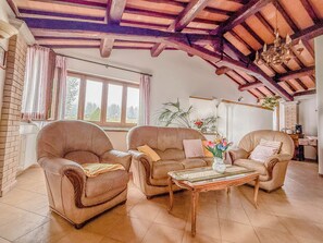 Fernseher, DVD-Player, Stereoanlage