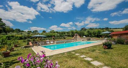 Maison individuelle avec piscine privée, jardin cloturé et belle vie d'Orvieto