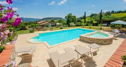Detached house with private pool and panoramic view on the city of Orvieto.