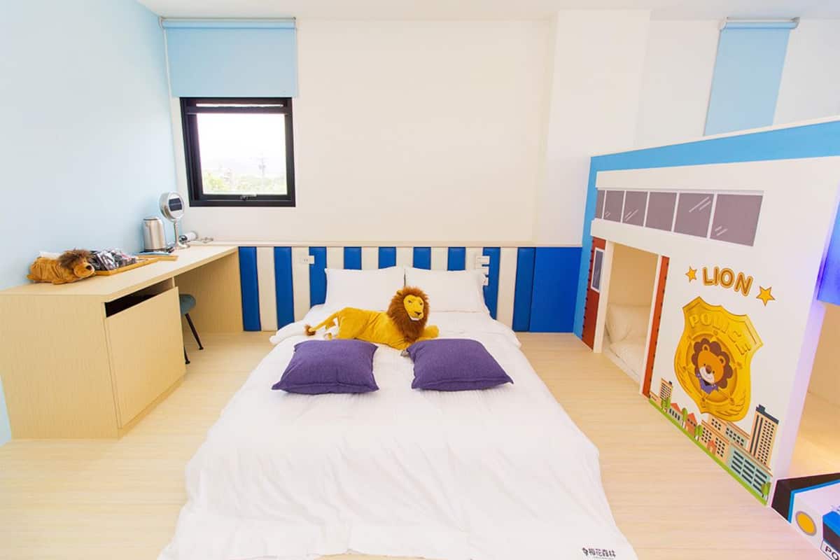 Familjerum för fyra - utsikt mot trädgården | Minibar, skrivbord, mörkläggningsgardiner och ljudisolering