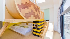 A modern bedroom with a unique bunk bed design, a skylight, and a view of the city. - Plum Forest (Dongshan)