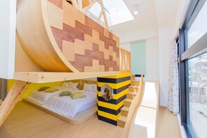 コンフォート 4 人部屋 | ミニバー、デスク、遮光カーテン、防音設備