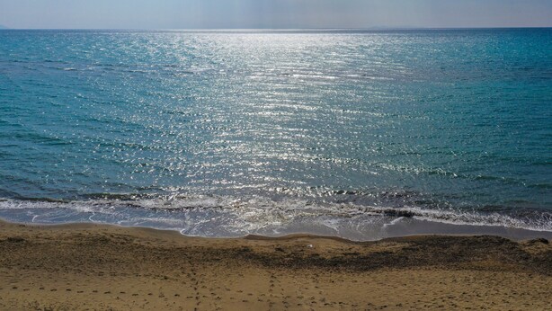 A beach with clear blue water and a sandy shore. - Two-room apartment 30 meters from the sea ideal for a family holiday (San Vincenzo)