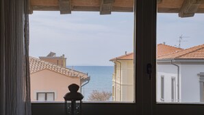 A window with a view of the sea and buildings. - Two-room apartment 30 meters from the sea ideal for a family holiday (San Vincenzo)