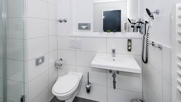 Kostenlose Toilettenartikel, Haartrockner, Handtücher