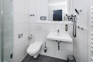 Free toiletries, hair dryer, towels - Hotel Rheingarten Duisburg (Duisburg)