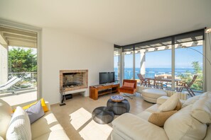 TV, fireplace