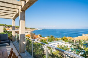 Property grounds - Illa: Magnificent villa with pool, garden and views (l´Escala)