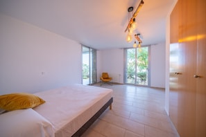 6 bedrooms, iron/ironing board, free WiFi, bed sheets