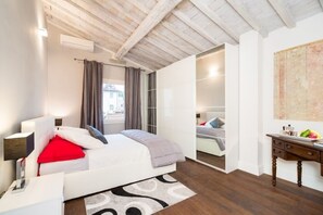 3 habitaciones, tabla de planchar con plancha, wifi y ropa de cama