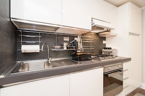 Microondas, horno, placa de cocina, lavavajillas