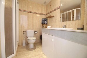 Baignoire, séchoir à cheveux, bidet, serviettes fournies