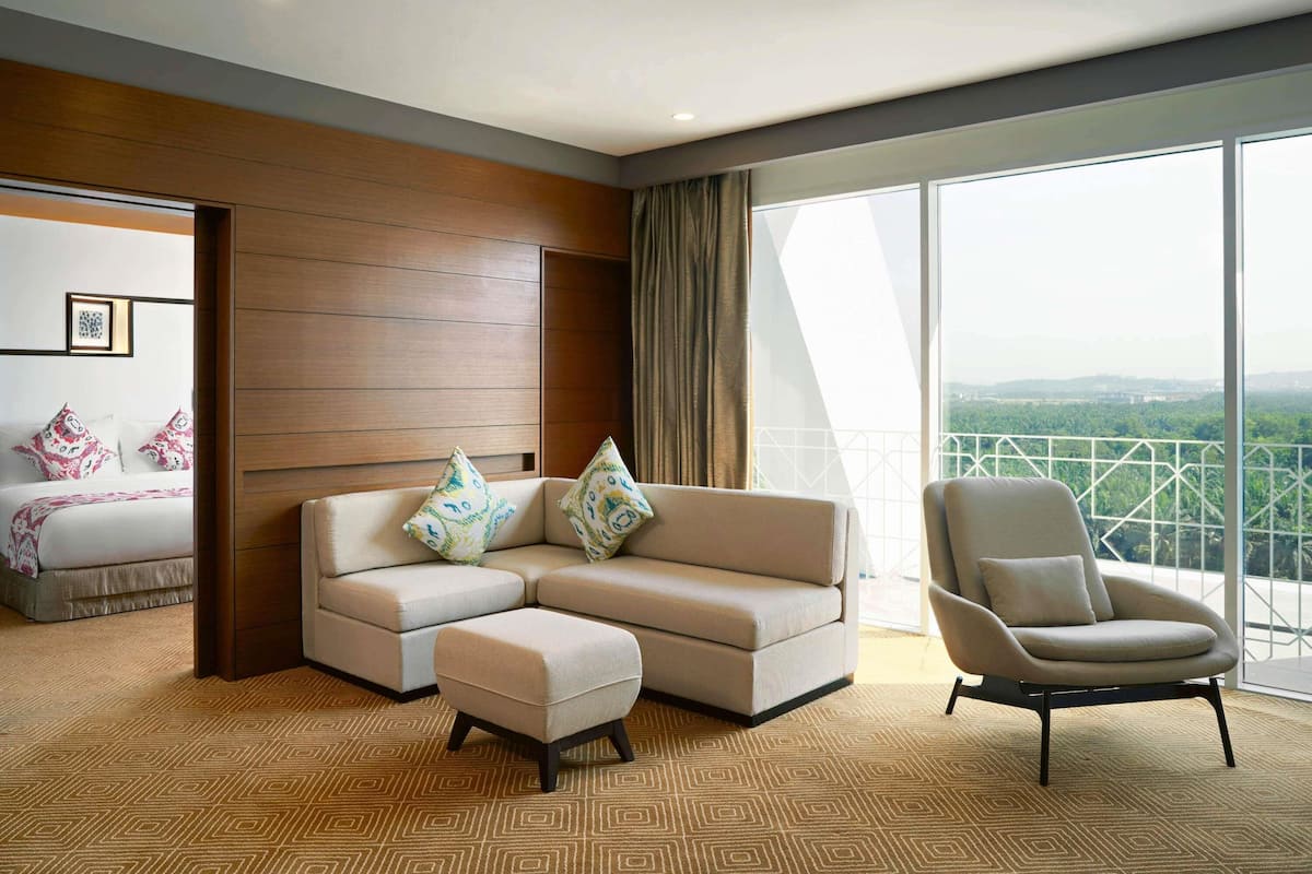 Suite Eksekutif, 1 Tempat Tidur King | Seprai antialergi, minibar, brankas, dan meja kerja