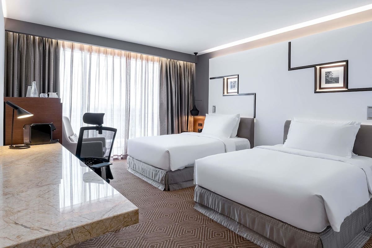 Seprai antialergi, minibar, brankas, dan meja kerja