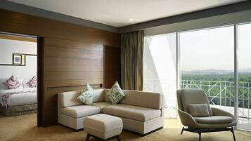 Seprai antialergi, minibar, brankas, dan meja kerja