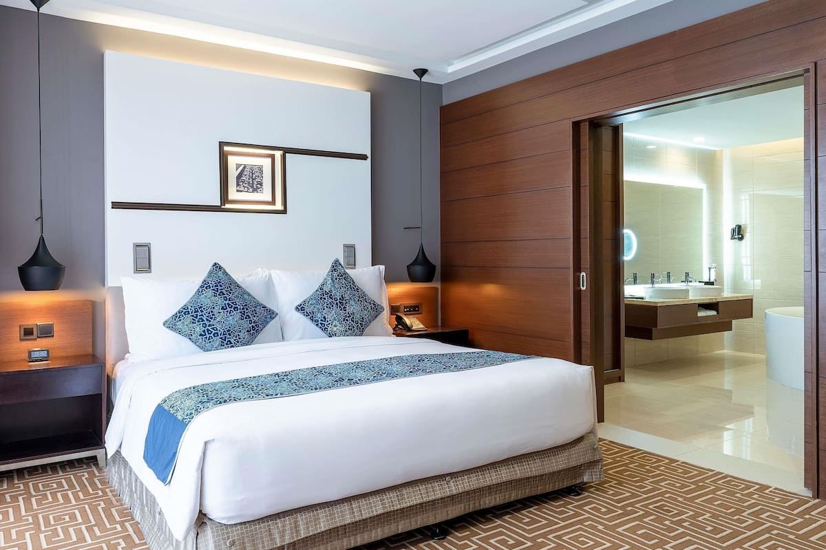 Suite Presidensial, 2 Tempat Tidur Double | Seprai antialergi, minibar, brankas, dan meja kerja