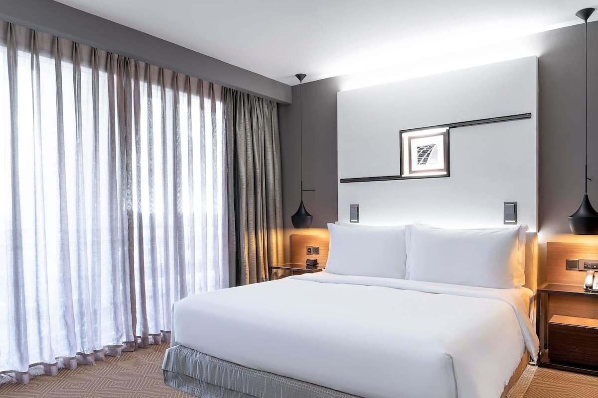 Seprai antialergi, minibar, brankas, dan meja kerja