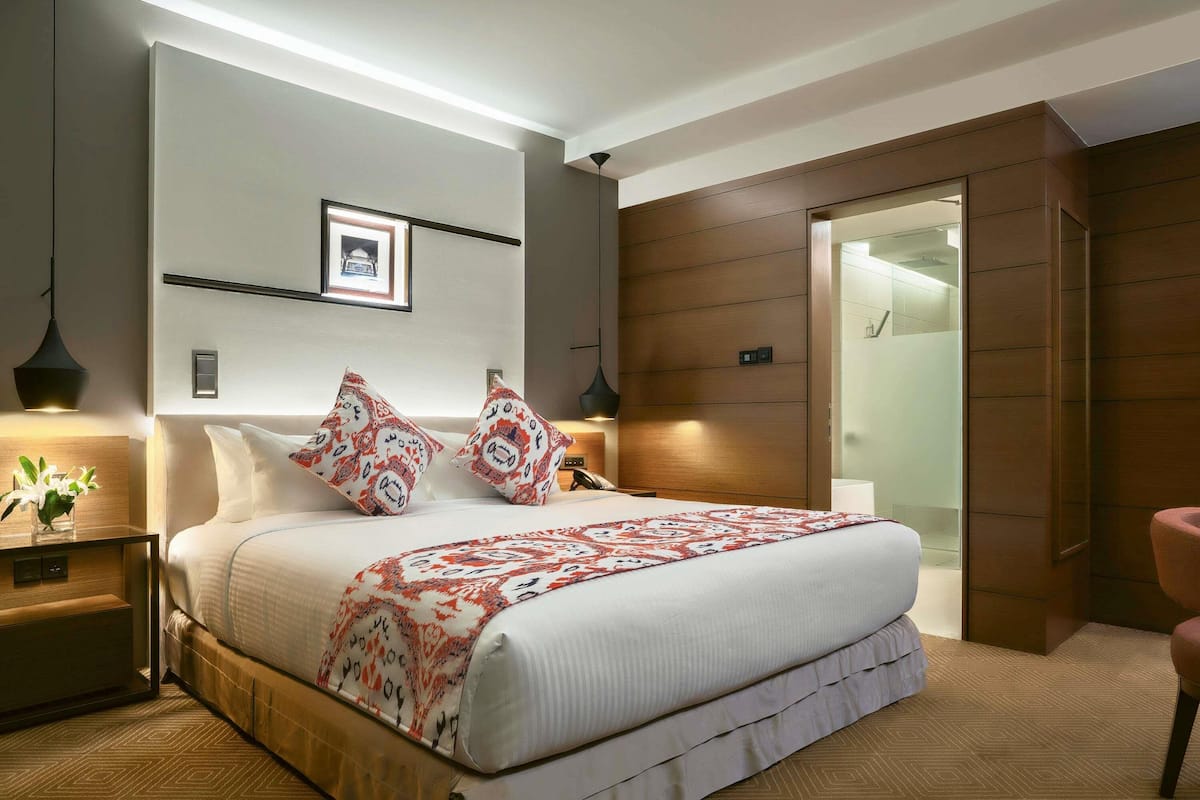 Kamar Deluks, 1 Tempat Tidur King | Seprai antialergi, minibar, brankas, dan meja kerja
