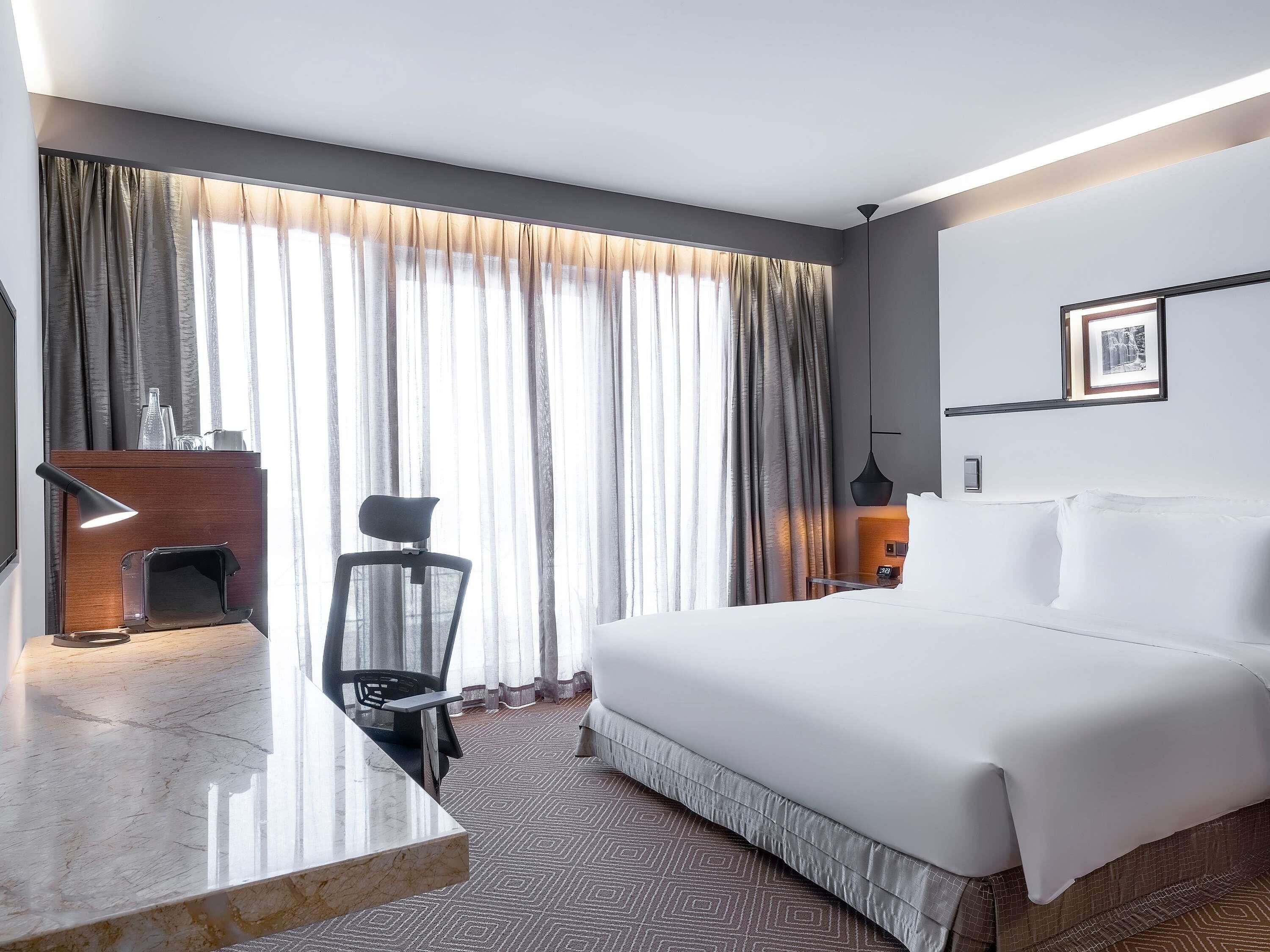 Hypo-allergenic bedding, minibar, in-room safe, desk