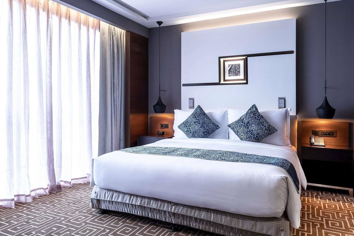 Kamar Eksekutif, 1 Tempat Tidur King (Plus) | Seprai antialergi, minibar, brankas, dan meja kerja
