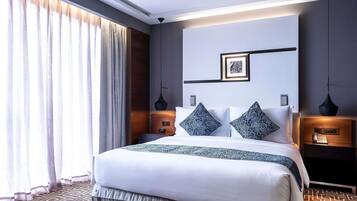 Hypo-allergenic bedding, minibar, in-room safe, desk