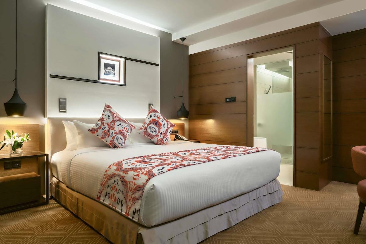 Deluxe Room, 1 King Bed | Hypo-allergenic bedding, minibar, in-room safe, desk