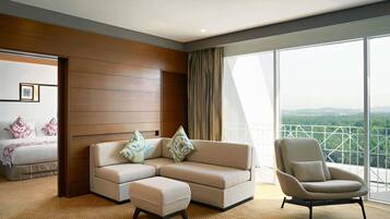 Hypo-allergenic bedding, minibar, in-room safe, desk