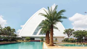 2 outdoor pools