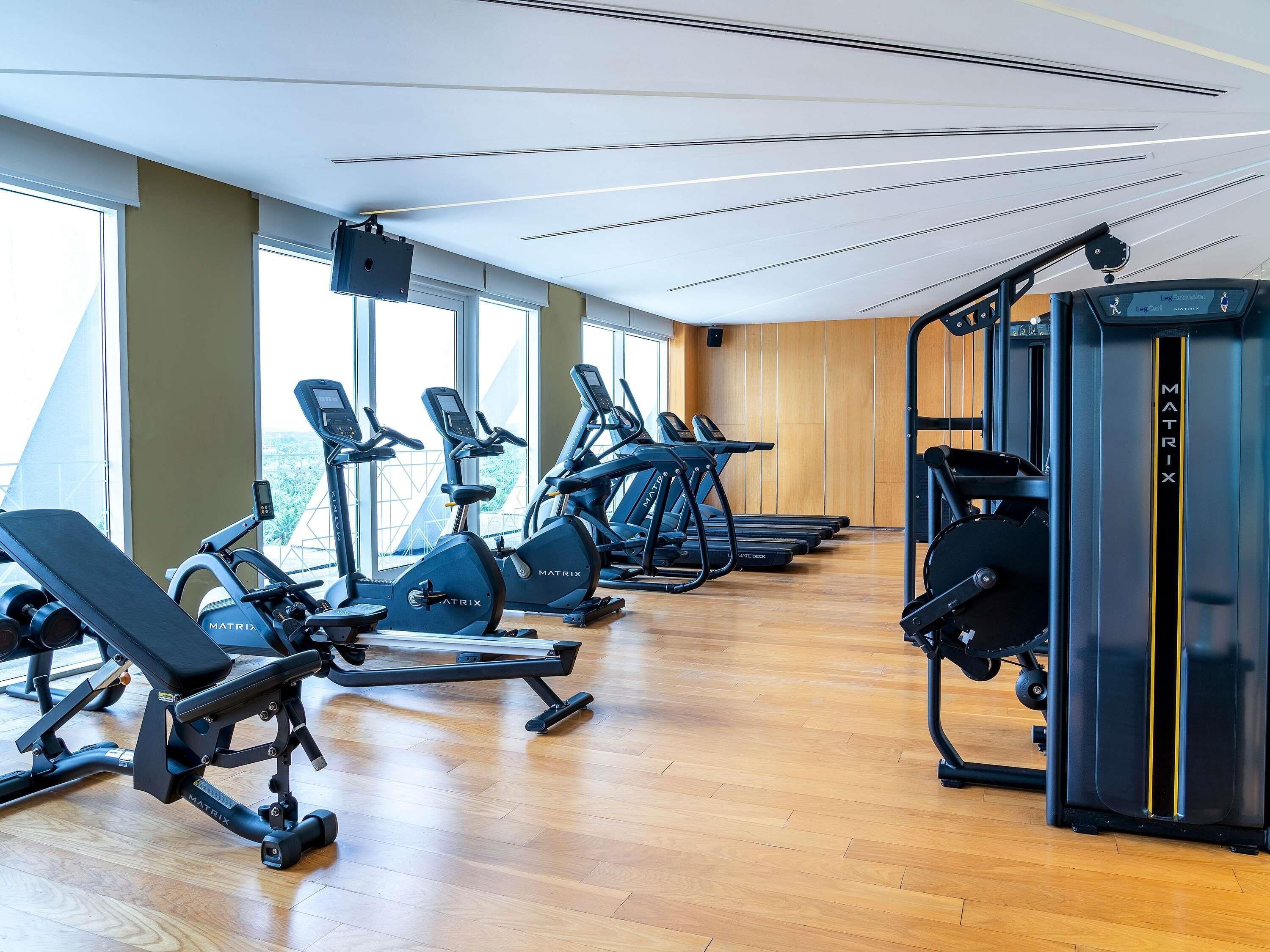 Ett gym med löpband, crosstrainers och styrketräningsmaskiner.