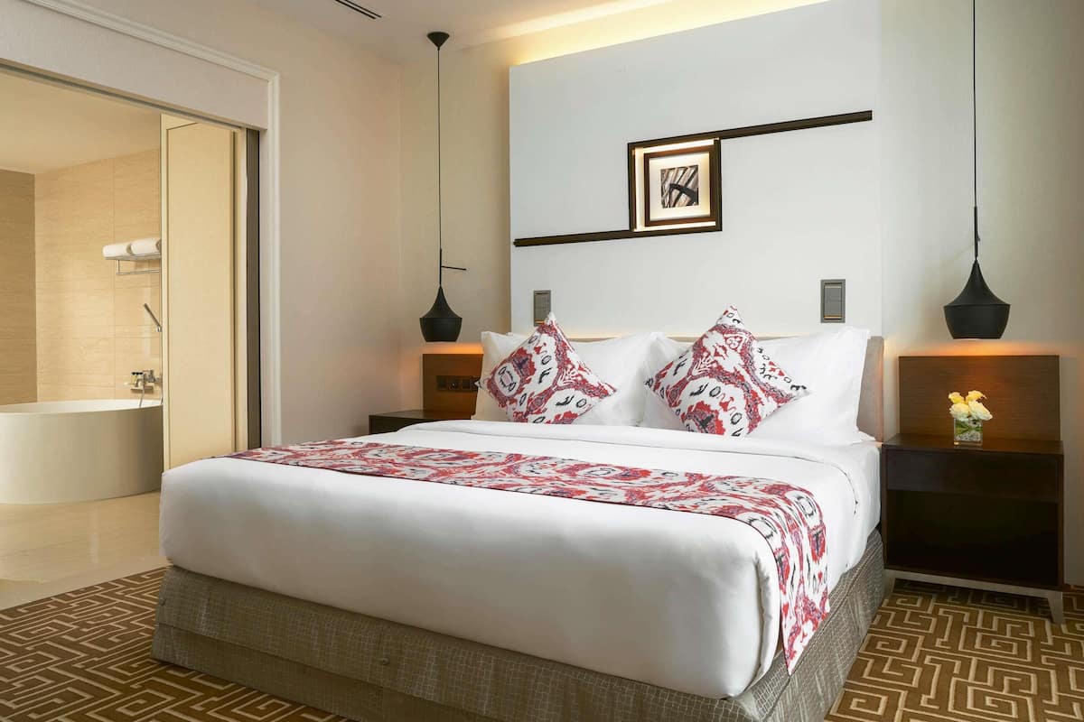 Suite Royal, 2 Tempat Tidur Double | Seprai antialergi, minibar, brankas, dan meja kerja