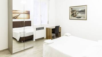 2 slaapkamers, een kluis op de kamer, een bureau