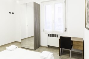 2 soveværelser, pengeskab på værelset, skrivebord, strygejern/strygebræt