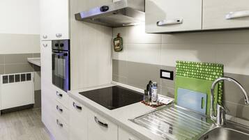 Frigorífico, microondas, horno y placa de cocina